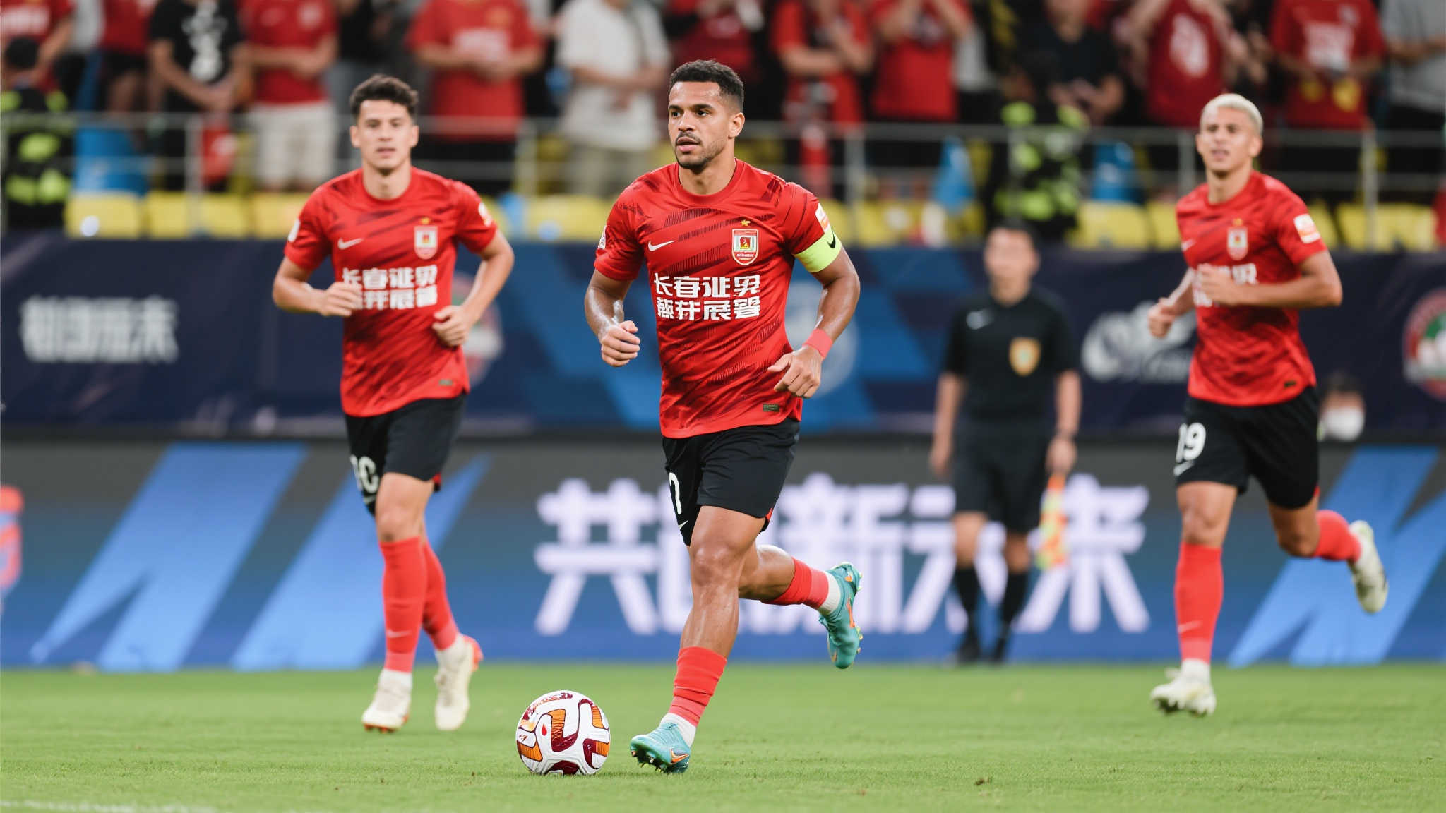 足球报:亚泰或将更换外援前锋,吉列尔梅未报名已离开球队 三、未来展望:新外援能否带来惊喜
对于长春亚泰来