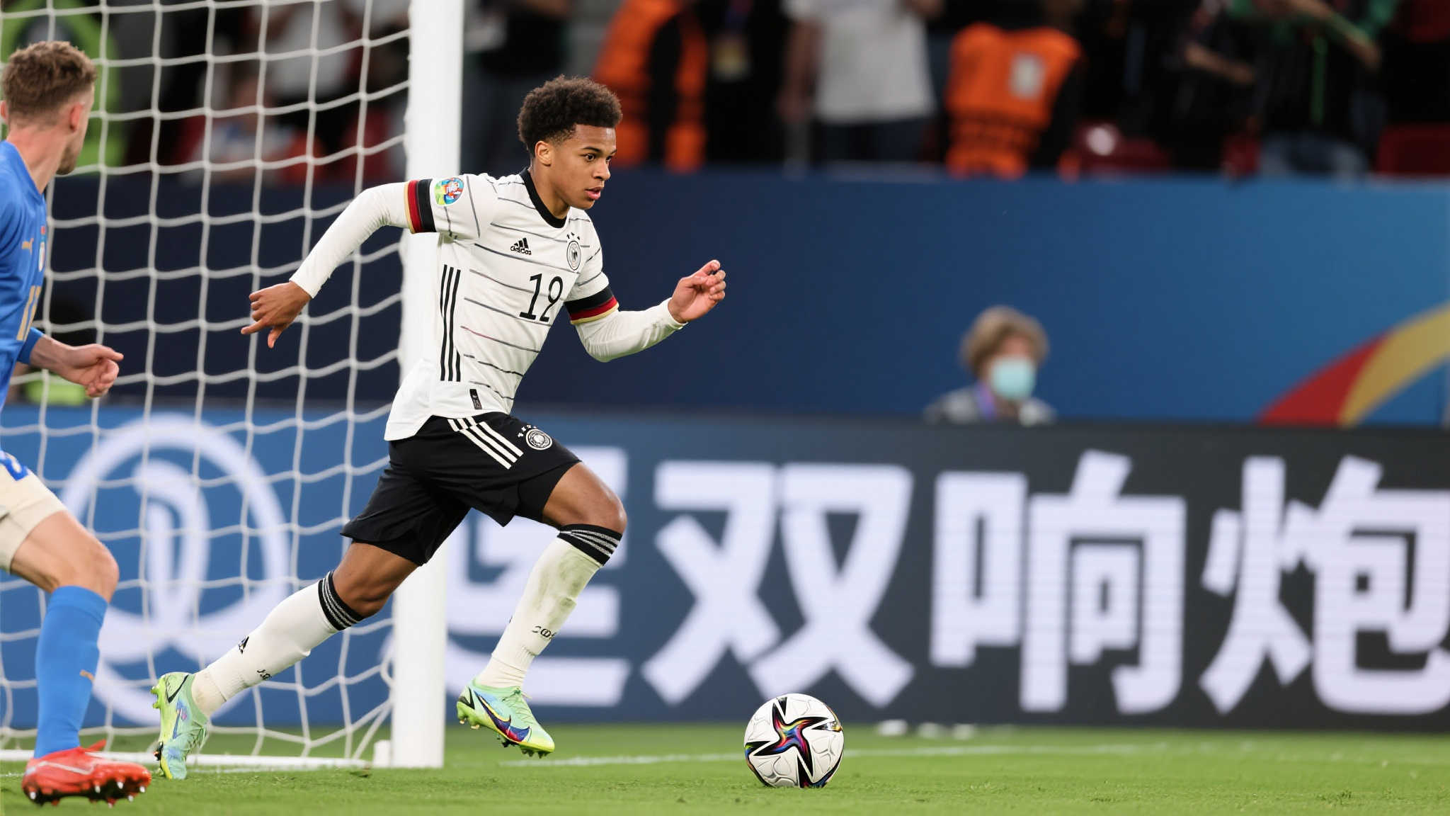 穆西亚拉替补建功,赛季已斩获20球! 作为一名年仅20岁的德国国脚,穆西亚拉不仅拥有出色